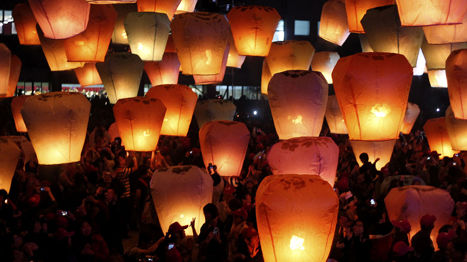 People release sky lanterns ahead of the traditional Chinese Lantern Festival in Pingxi, New Taipei city, northern Taiwan, February 17, 2013.